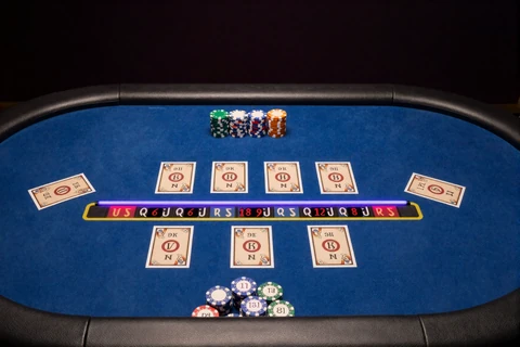 Atlantic City Blackjack Tisch aus der Vogelperspektive mit blauem Filz und Neon-Glow bei GambleZen