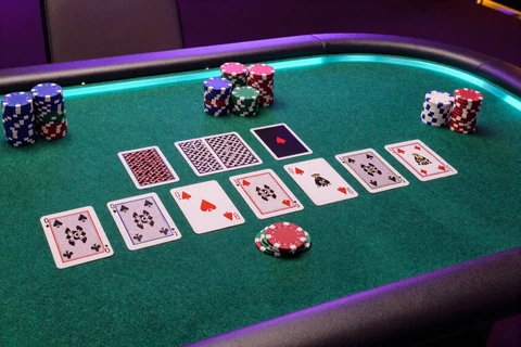 European Blackjack Tisch mit gr&uuml;nem Filz und Neon-Rand f&uuml;r Black Jack online bei GambleZen