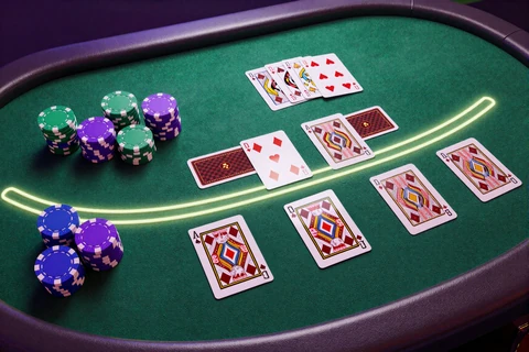 Blackjack-Tisch mit Karten und Chips aus der Vogelperspektive bei GambleZen