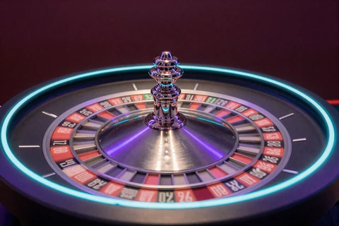 Live Roulette-Rad mit leuchtendem Neon-Rand im GambleZen Live Casino