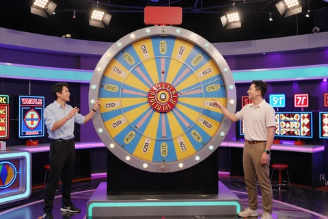 Crazy Time Live Game-Show mit buntem Money Wheel und Moderator bei GambleZen