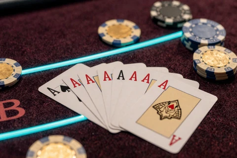 Vegas Single Deck Blackjack Karten in Nahaufnahme mit Neon-Akzenten im GambleZen Casino